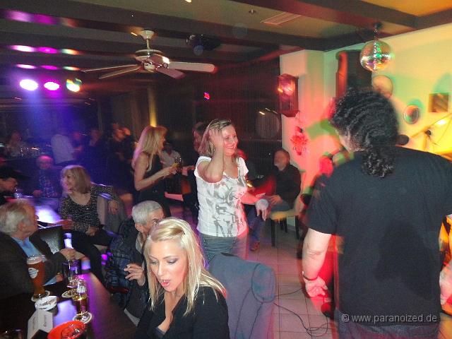 Sound Cafe 2012-19.jpg - Ah ja, die "Besitzerin der Jeans gegenüber" (Experiment: "kann man fotoübergreifende Kommentare machen, die in Zusammenhang gebracht werden?")